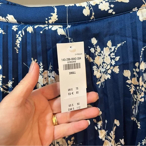 New with tags (NWT) Abercrombie & Fitch Women's Satin Pleated Tiered Maxi Skirt - Picture 6 of 7